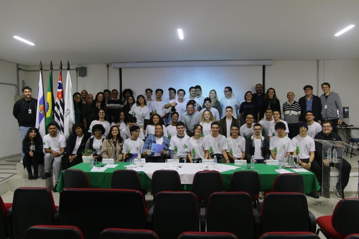 Participants at the first IFSP Caraguatatuba tourism hackathon