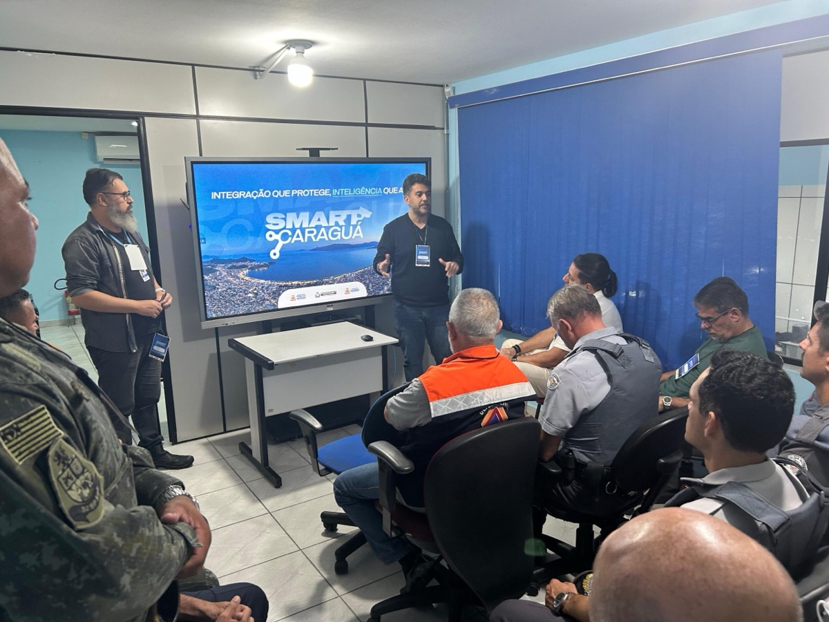 Government meeting about the Smart Caraguá monitoring system