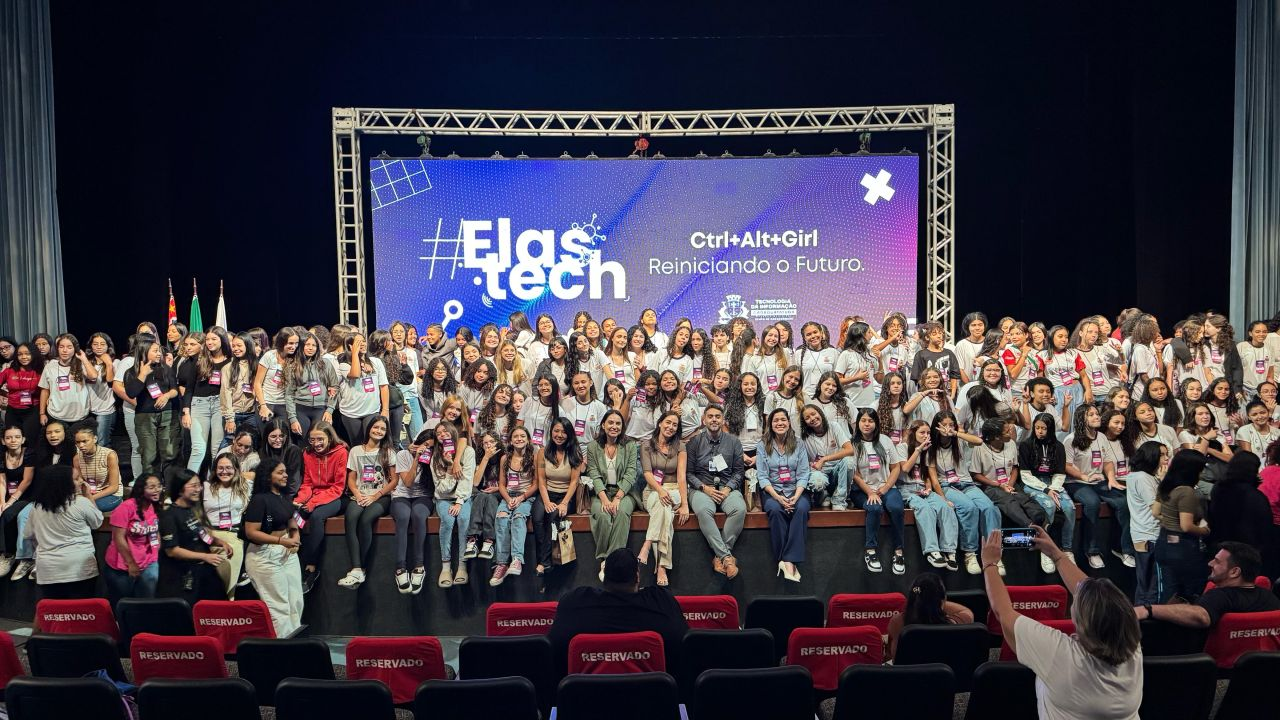 Students and organizers gathered on stage at the Caraguatatuba ElasTech event